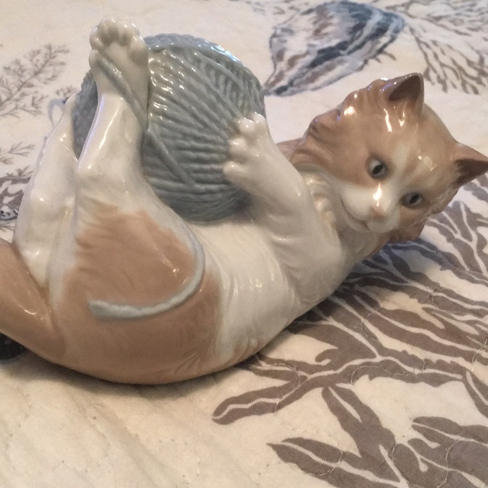 Lladró cat with yarn 1978